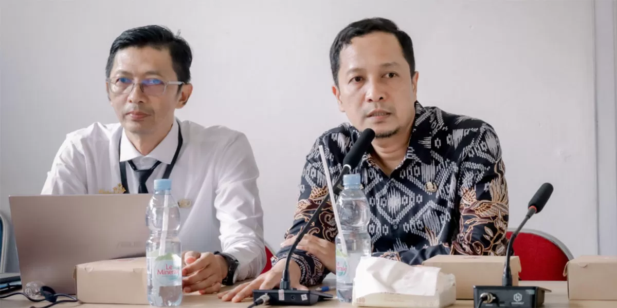 Kabid IKP Diskominfo Ciamis, Herry Somantri (kiri) dan Kepala Diskominfo Kabupaten Ciamis, Enda Hidayat (kanan) dalam kegiatan Sosialisasi Pengembangan Call Center 112 Melalui Omni Channel di Ruang Rapat Diskominfo Kabupaten Ciamis, Kamis, 16 Juli 2026. (Dok. Diskominfo Ciamis)