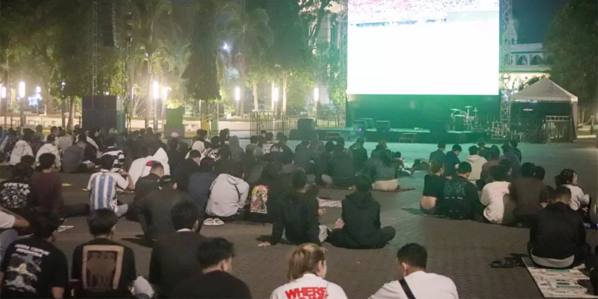 Nobar Piala Dunia 2026 di Alun-Alun Taman Raflesia Ciamis dipadati warga. UMKM Ciamis merasakan peningkatan omzet sepanjang acara. (Dok. Diskominfo Ciamis)