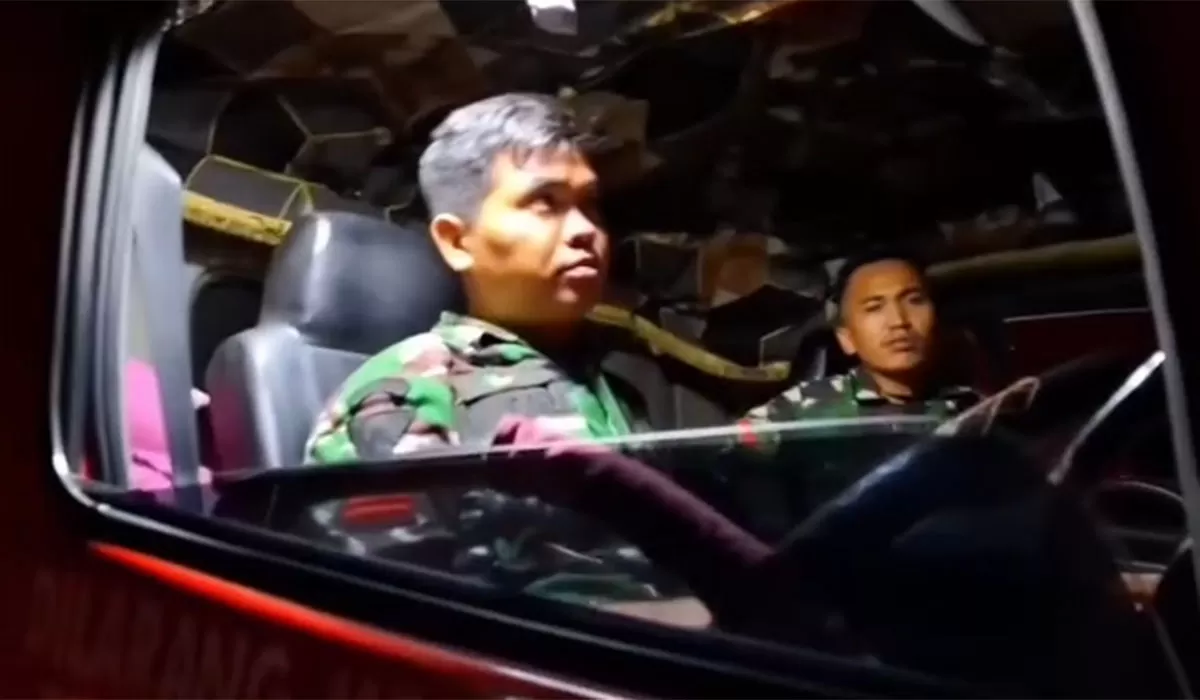 TNI jadi sopir truk tangki BBM di Sumut viral. Sebanyak 18 prajurit membantu distribusi BBM hingga pasokan ke SPBU kembali lancar. (Instagram.com/@indonesian.core)