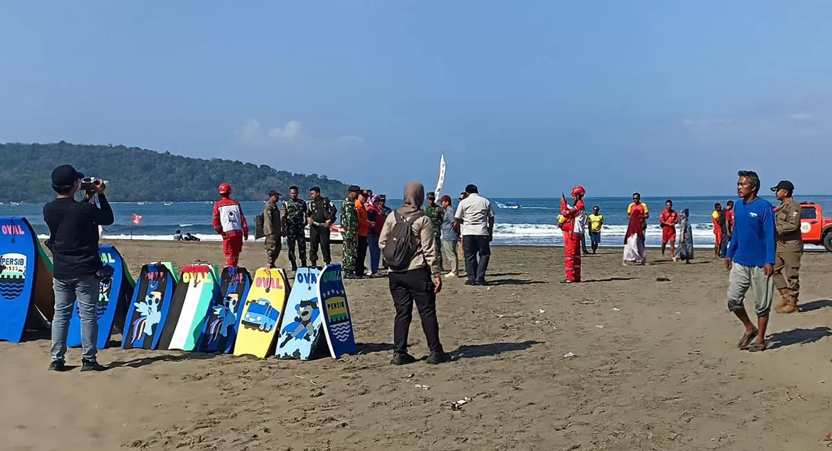 Tim gabungan Basarnas, Balawisata Pangandaran, Satpolairud Polres Pangandaran, TNI, Polri, serta nelayan setempat terus melakukan pencarian korban di lokasi wisata Pantai Barat Pangandaran. (Dok. AMS)