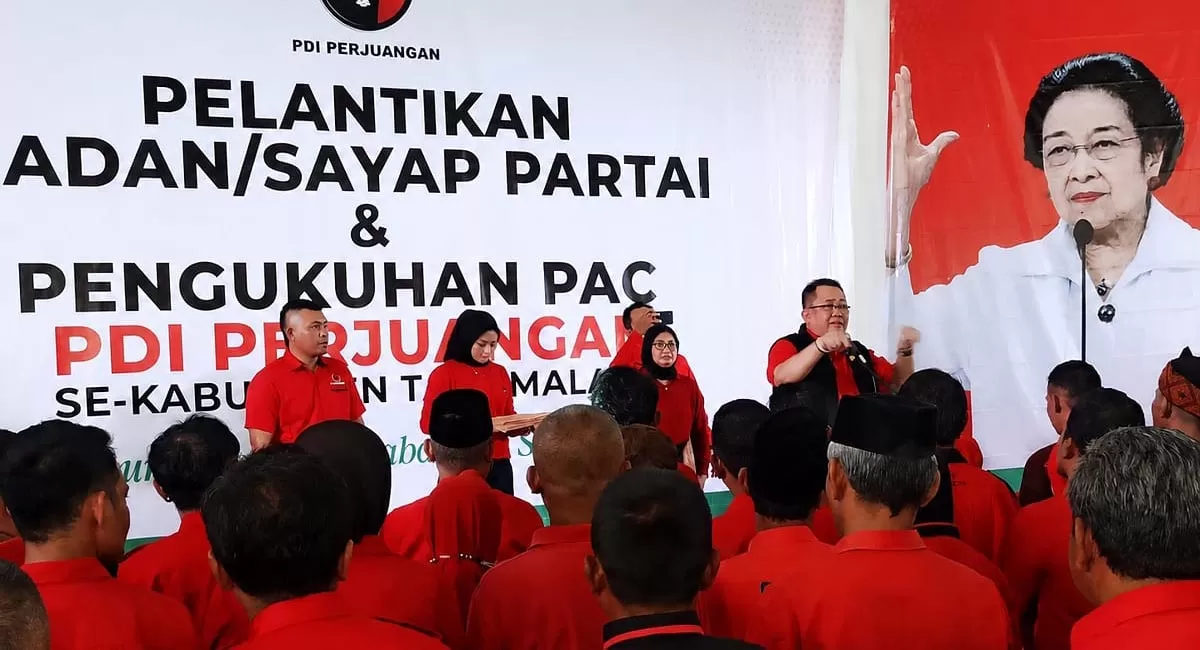 Ketua DPC PDI Perjuangan Kabupaten Tasikmalaya, H. Ade Sugianto melantik Badan/Sayap Partai dan mengukuhkan PAC se-Kabupaten Tasikmalaya,&nbsp;Minggu (19/7/2026). (Dok. DFK)