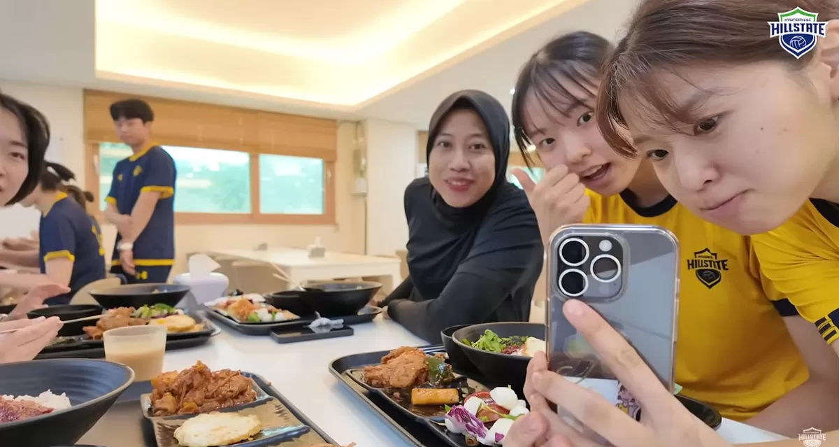 Megawati Hangestri mulai akrab bersama Hyundai Hillstate. Selain beradaptasi dengan tim, ia juga sempat mengajari rekan setimnya bahasa Indonesia.   (Instagram/hdecvolleyballteam)