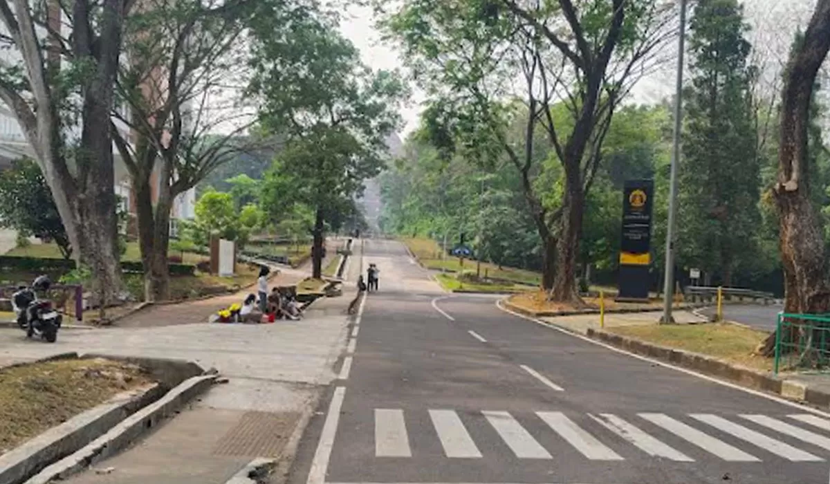 Universitas Indonesia menjadi tempat jogging favorit di Depok. Suasana adem, pepohonan rindang, dan udara sejuk membuat olahraga Minggu pagi makin nyaman. (Foto; Herwin)