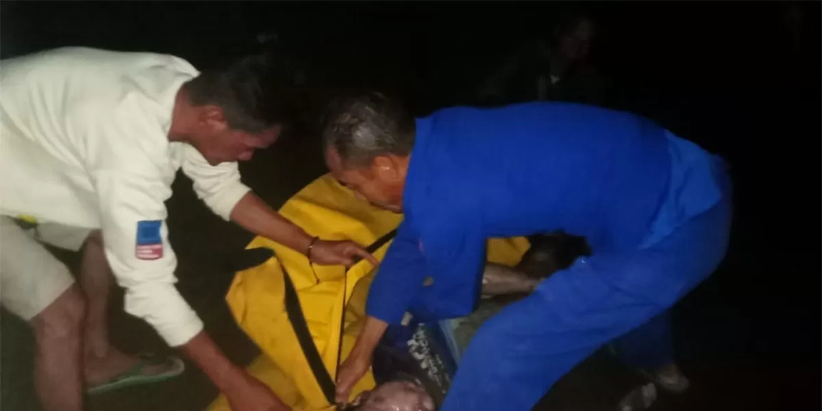 Jasad Muhammad Rizki (20) yang hilang setelah terseret arus saat berenang di kawasan Pantai Barat Pangandaran dievakuasi petugas setelah berhasil ditemukan di depan Pos 5 Pantai Barat Pangandaran, pada Senin (20/7/2026) sekitar pukul 03.50 WIB. (Dok. AMS)