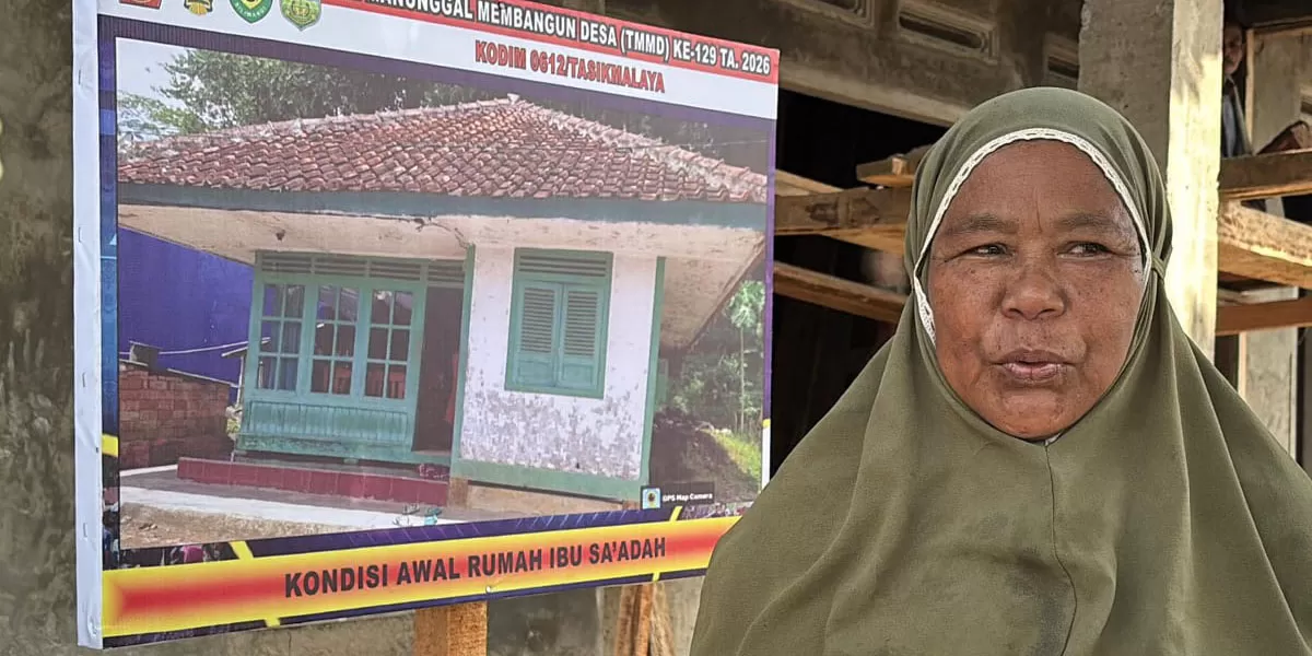 Kebahagiaan terpancar dari wajah Ibu Saadah, warga Kampung Ciseupan, Tasikmalaya. Rumahnya kini direhabilitasi melalui Program TMMD Ke-129 Kodim 0612/Tasikmalaya. (Dok. DFK)