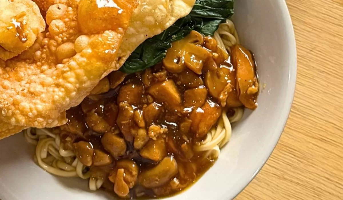 Mie Ayam Hidden Gem di Depok ini tersembunyi di dalam gang. Racikan mantan chef hotel 15 tahun membuat tempat makan ini menarik untuk dicoba. (Instagram/laper_mager)