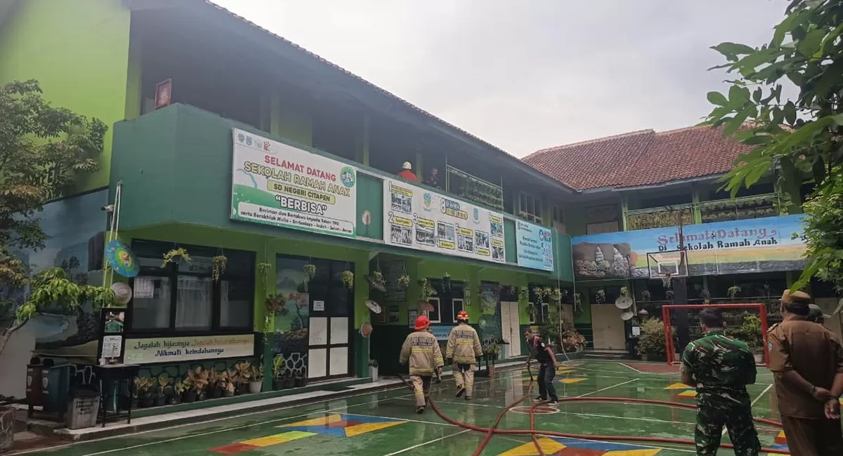 Kebakaran SDN Citapen Kota Tasikmalaya melalap lantai dua bangunan sekolah. Petugas damkar bergerak cepat memadamkan api yang diduga akibat korsleting listrik. (Dok. AMS)