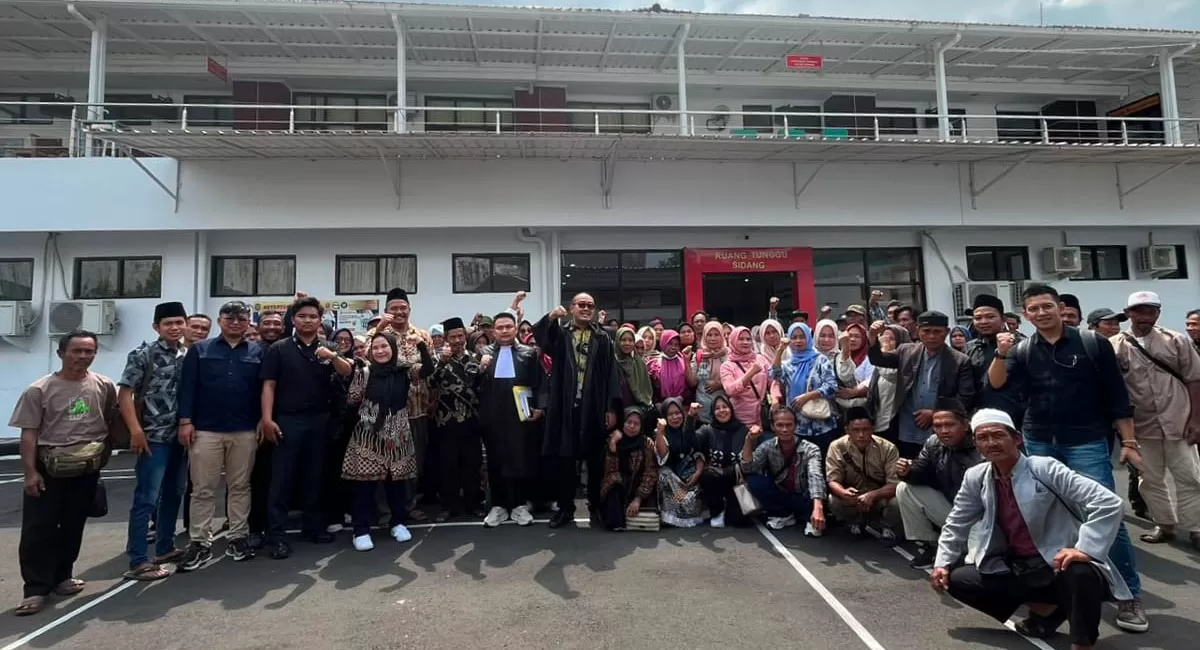 Puluhan kader GP Ansor dan anggota SPP memadati PN Tasikmalaya, Selasa (21/7/2026), memberi dukungan moral kepada Supriadi alias Abang di sidang perdana. (Dok. DFK)