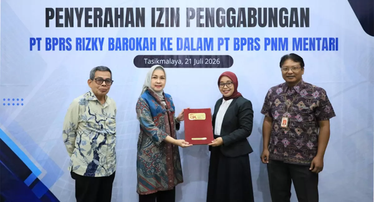 Penyerahan surat keputusan oleh Kepala OJK Tasikmalaya Nofa Hermawati kepada Pengurus BPRS hasil penggabungan di Kantor OJK Tasikmalaya, Selasa (21/7/2026). (Dok. AMS)