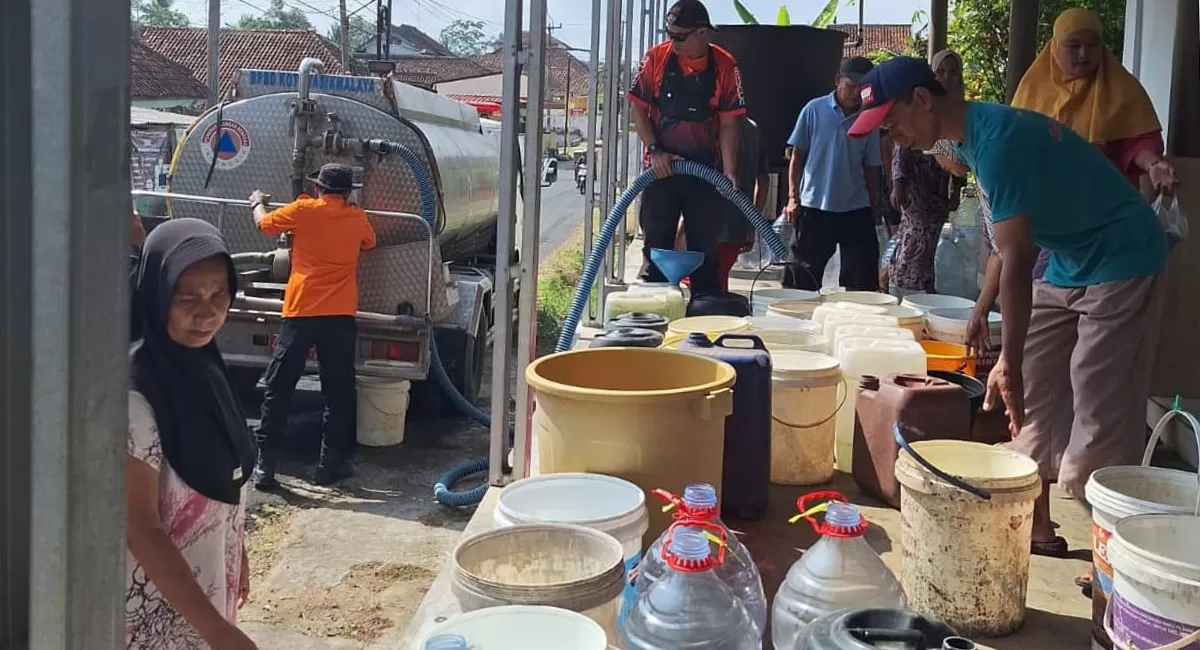 Badan Penanggulangan Bencana Daerah (BPBD) Kota Tasikmalaya, saat mendistribusikan air bersih untuk memenuhi kebutuhan warga yang terdampak kemarau. (Dok. AMS)