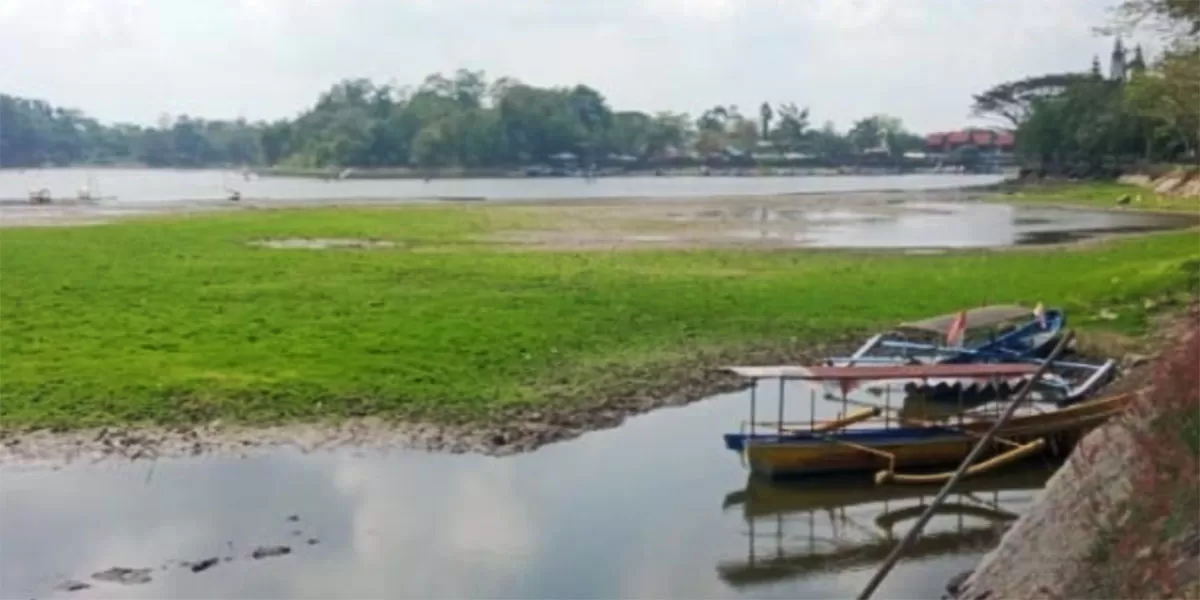 Sejak debit air Situ Gede Kecamatan Mangkubumi Kota Tasikmalaya menyusut, para penjual jasa sewa perahu hanya memarkirkan perahunya di area pinggir situ yang mulai menyusut. (Dok. AMS)