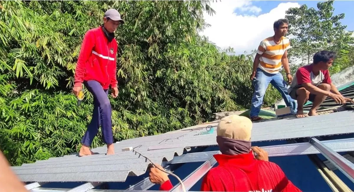 Jurnalis Ciamis Arman menjadi penerima manfaat program Ganti Atap Rumah Wartawan. Atap asbes rumahnya kini diganti Alduro yang lebih nyaman. (Dok. Arman)