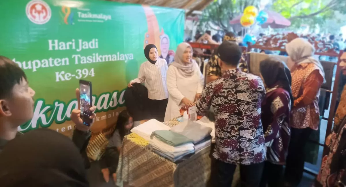Bupati Tasikmalaya, Dr. H. Cecep Nurul Yakin bersama istri, mengunjungi salah satu stan pelaku UMKM di Kabupaten Tasikmalaya dalam rangka Hari Jadi ke-394 Kabupaten Tasikmalaya. (Dok. DFK)