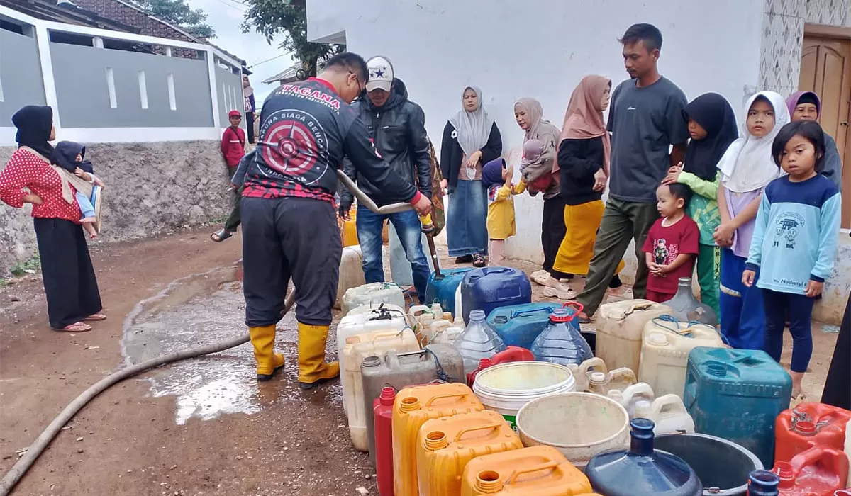Distribusi air bersih bantuan dari FK Tagana Kabupaten Tasikmalaya dan PP Bojonggambir. (Dok. DFK)