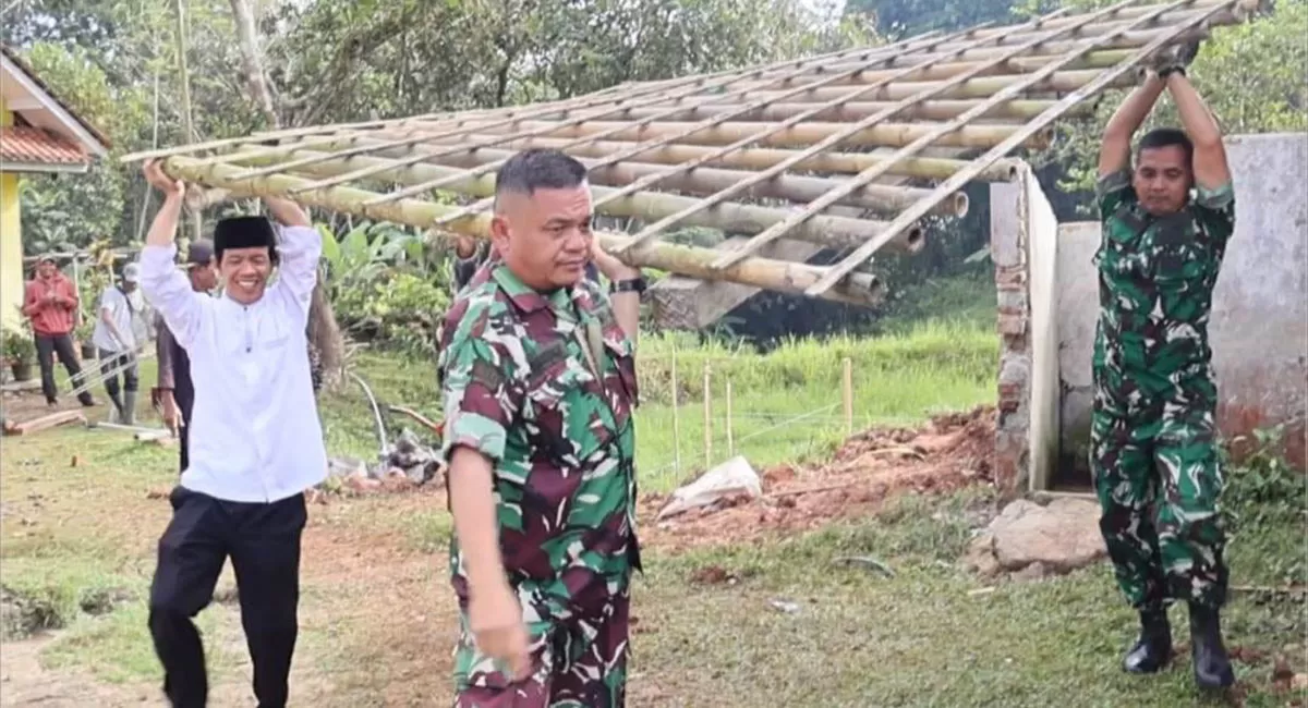 Program TNI Manunggal Membangun Desa (TMMD) Ke-129 Kodim 0612/Tasikmalaya di Kampung Cilintung RT 11 RW 03, Desa Parungponteng, Kecamatan Parungponteng, Kabupaten Tasikmalaya. (Dok. Kodim)