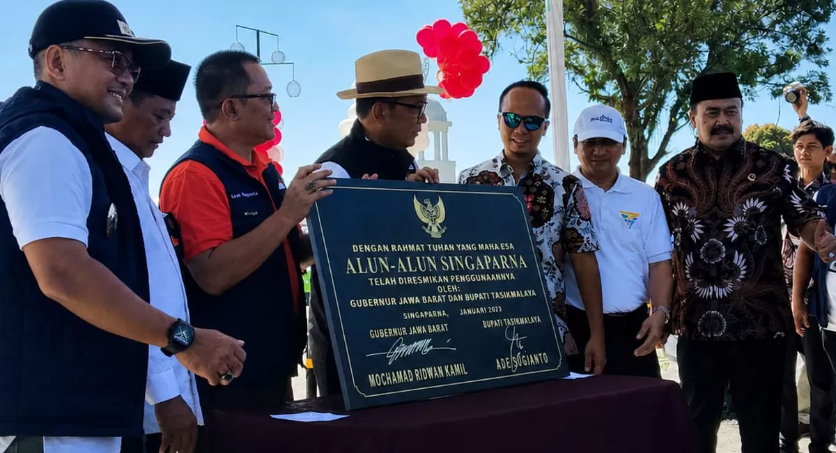 Arip Rachman (ujung kanan) saat menghadiri acara peresmian alun-alun Singaparna, Kabupaten Tasikmalaya, beberapa tahun lalu. (Dok. DFK)