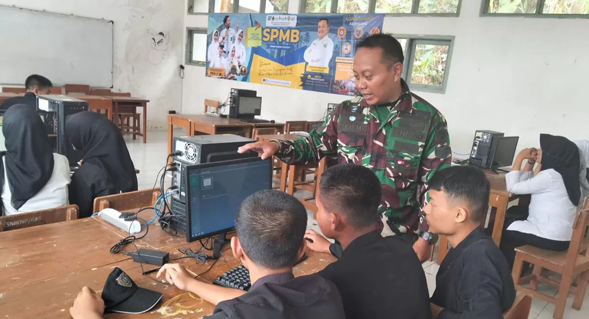 Dalam program TMMD Kodim 0612 Tasikmalaya, Serka Zenal memandu para pelajar mengenal pengetahuan dasar teknologi sebagai bekal menghadapi perkembangan zaman. (Dok. Kodim)