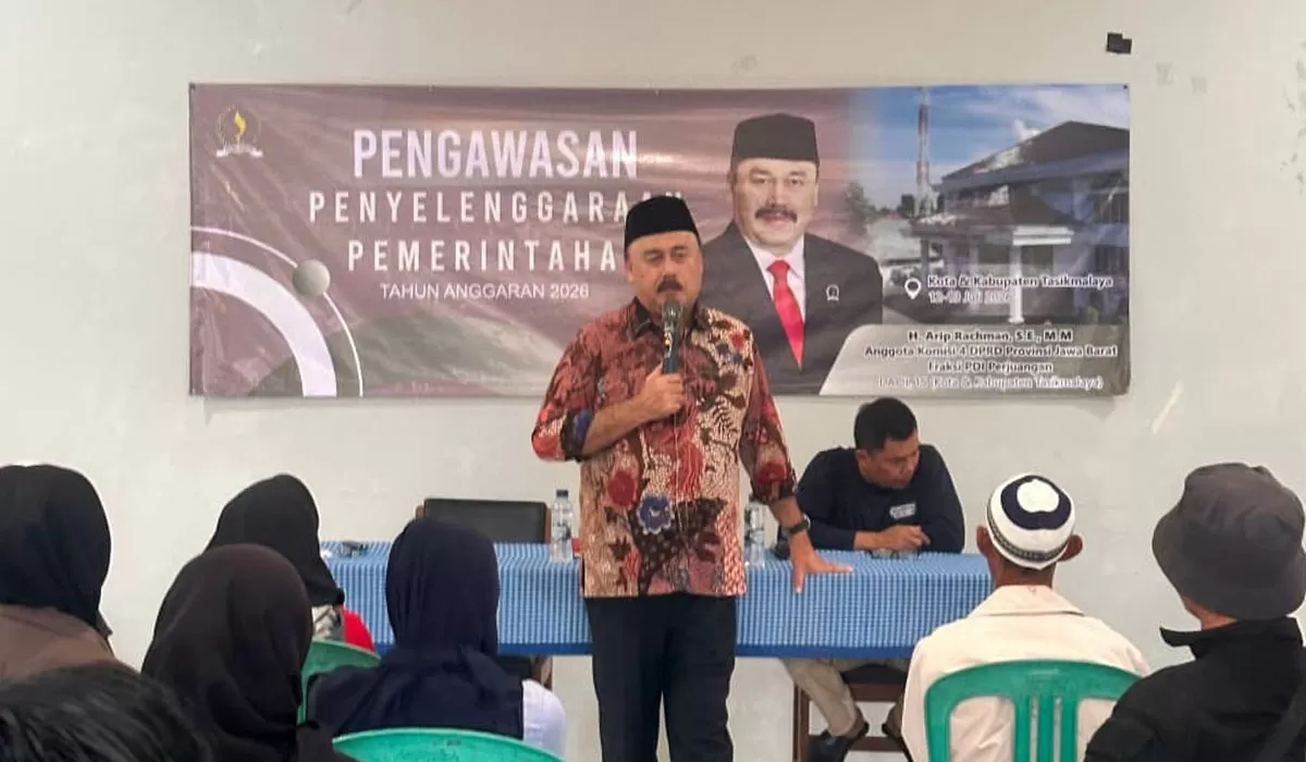 Anggota Komisi IV DPRD Provinsi Jawa Barat, Arip Rachman berdialog dengan warga dalam kegiatan pengawasan penyelenggaraan pemerintahan di Desa dan Kecamatan Singaparna, Kabupaten Tasikmalaya (Dok. DFK)