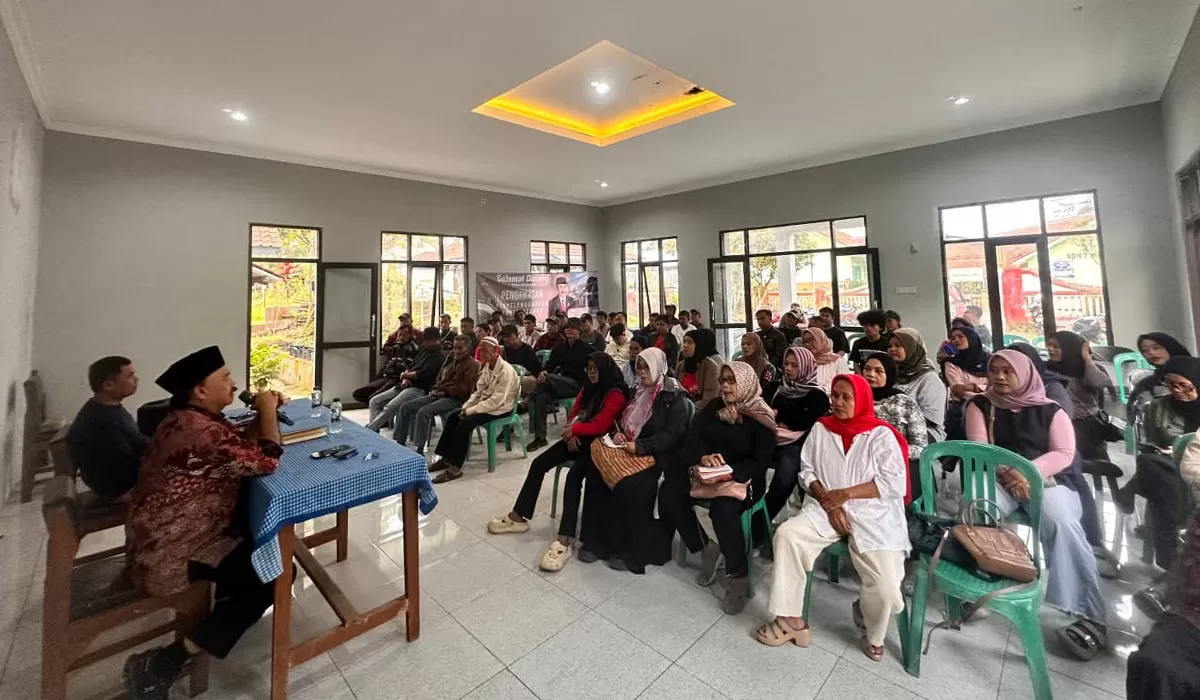 Anggota Komisi IV DPRD Provinsi Jawa Barat, Arip Rachman berdialog dengan warga dalam kegiatan pengawasan penyelenggaraan pemerintahan di Desa dan Kecamatan Singaparna, Kabupaten Tasikmalaya (Dok. DFK)