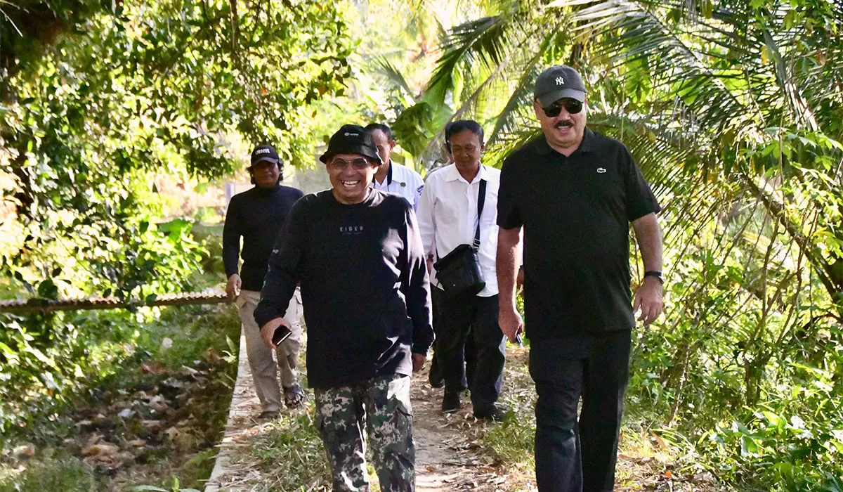 Anggota Komisi IV DPRD Provinsi Jawa Barat, H. Arip Rachman, SE, MM, bersama warga meninjau Irigasi Primer Ciramajaya Kabupaten Tasikmalaya. (Dok. DFK)