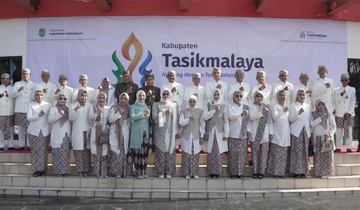 Bupati Tasikmalaya, Dr.H.Cecep Nurul Yakin beserta jajaran berfoto bersama susai upacara peringatan Milangkala ke-394 yang digelar di lapangan upacara Setda, Minggu (26/7/2026). (Dok. DFK)