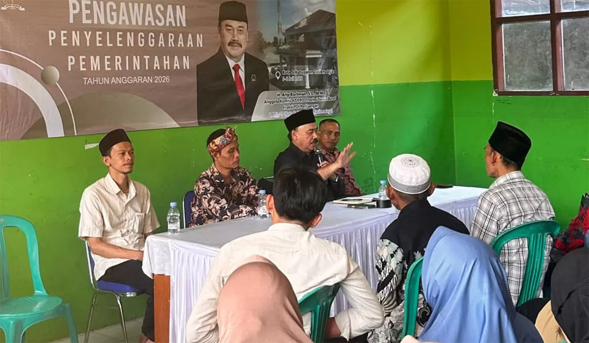 Anggota Komisi IV DPRD Provinsi Jawa Barat, H. Arip Rachman, SE, MM, (kiri) melaksanakan kegiatan Pengawasan Penyelenggaraan Pemerintahan Tahun Anggaran 2026 di Aula Gedung Yayasan Al Muslihiyyah Sukahurip, Desa Serang, Kecamatan Salawu, Kabupaten Tasikmalaya. (Dok. DFK)