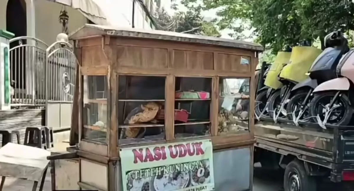 Penjual nasi uduk Rusdi menceritakan awal bentrok Matraman. Geber motor memicu keributan hingga gerobaknya rusak dan seorang pemuda tewas. (Instagram/bangranistones)