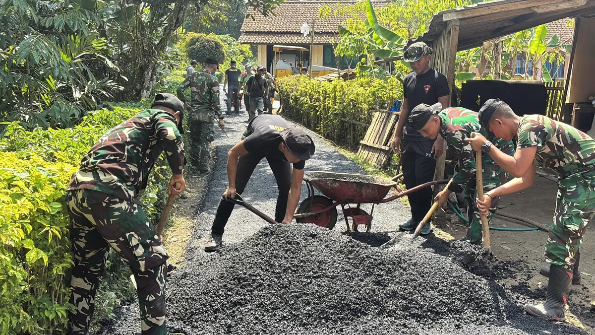 Kebersamaan TNI dan warga terlihat dalam pelaksanaan TMMD Ke-129 Kodim 0612/Tasikmalaya di Kampung Nagrog, Desa Parungponteng, Selasa (28/7/2026). (Dok. Kodim)