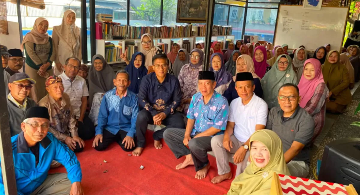 Kunjungi Sekolah Lansia Panumbangan, Anggota DPRD Jawa Barat, H. Didi Sukardi, SE menegaskan pentingnya perhatian DPRD Jawa Barat agar lansia tetap aktif dan produktif. (Dok. KDS)