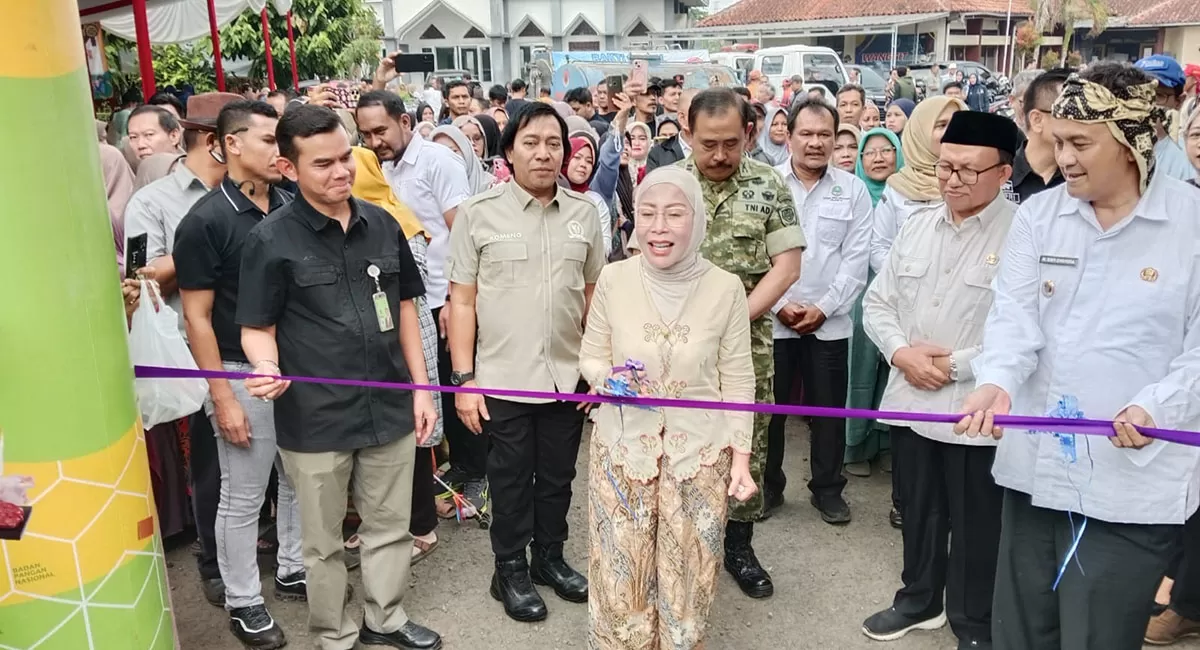 Anggota Komisi III DPR RI, Lola Nelria Oktavia didampingi Anggota DPD RI Alfiansyah Bustami dan Wakil Wali Kota Tasikmalaya Diky Candra melakukan gunting pita pelaksanaan Gerakan Pangan Murah yang digelar di halaman Kantor Kecamatan Tamansari, Kota Tasikmalaya, Rabu (29/7/2026). (Dok. AMS)