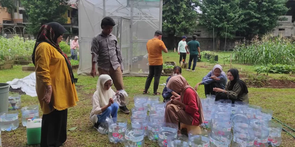Hidroponik sistem sumbu menjadi pilihan urban farming di lahan sempit. Murah, sederhana, dan mudah diterapkan untuk menghasilkan sayuran segar di rumah. (Foto: Dok. Universitas Trilogi)