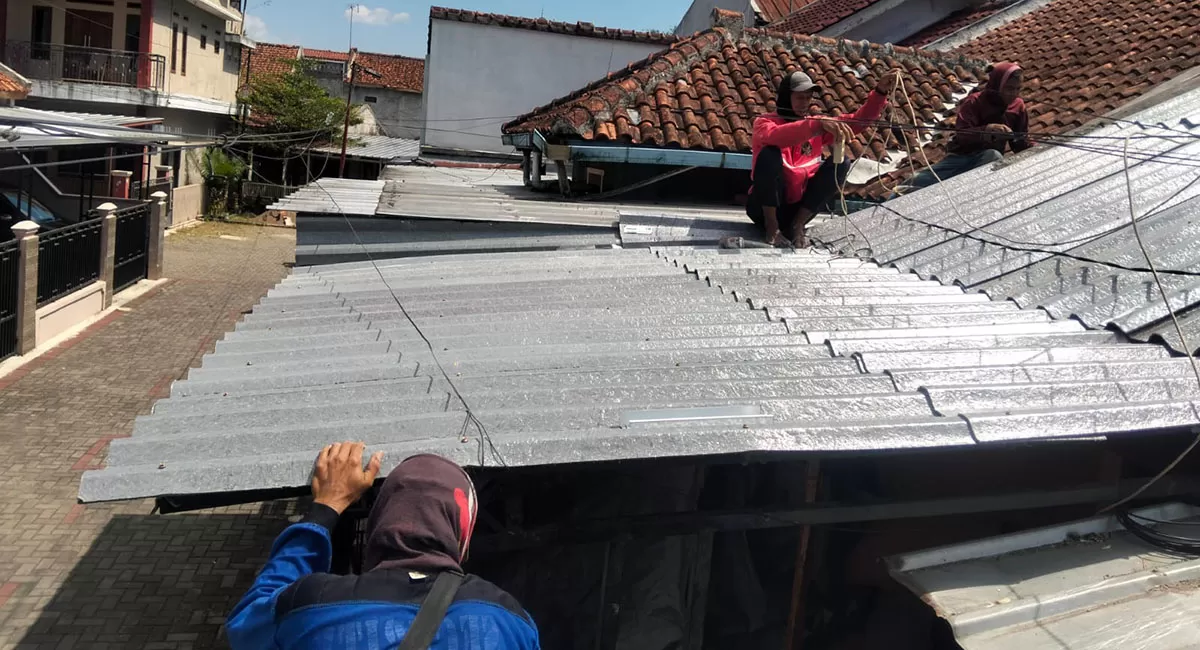 Setelah hampir 1,5 tahun dihantui kebocoran dan plafon nyaris roboh, rumah Farhan kini kembali nyaman berkat kolaborasi PT SKI, Promedia Group, dan Alduro. (Dok. DFK)