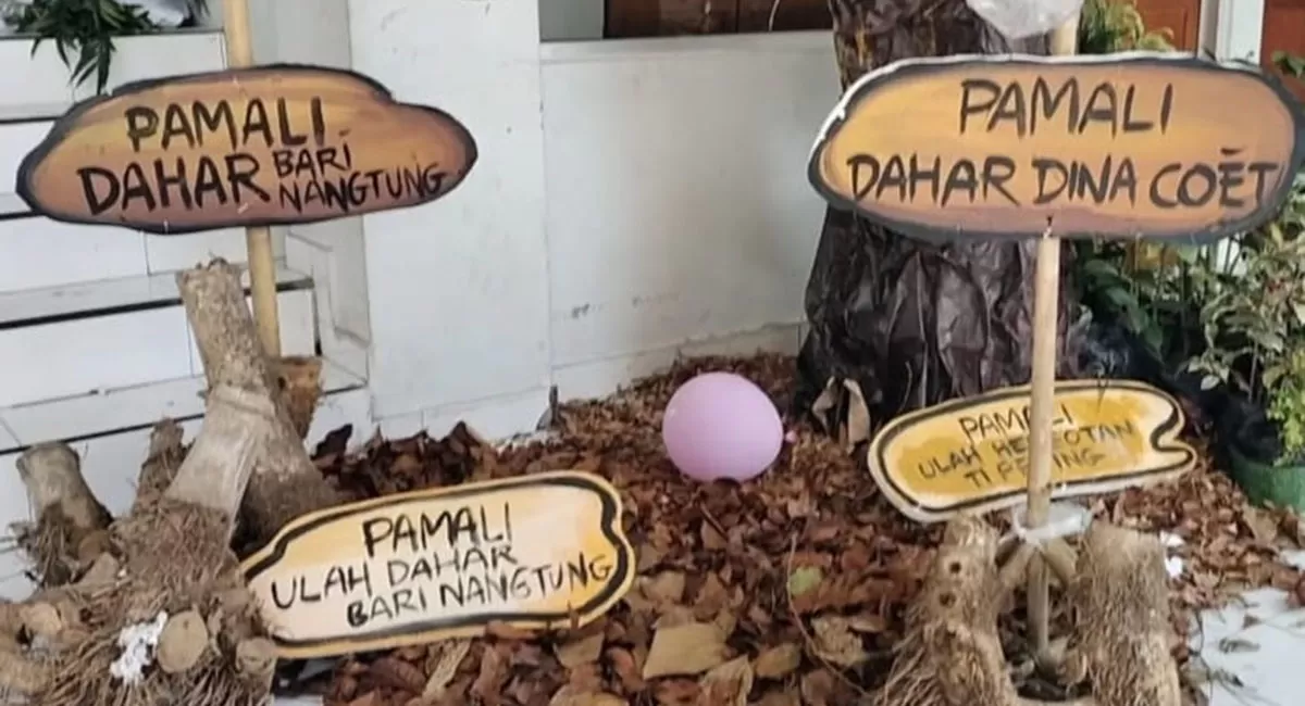 Beberapa kata "pamali" yang merupakan pepatah orang tua dulu menghiasi area kegiatan Festival Pamali 2026 yang digelar di Gedung Kesenian Kota Tasikmalaya, Sabtu, (1/8/2026). (Dok. AMS)