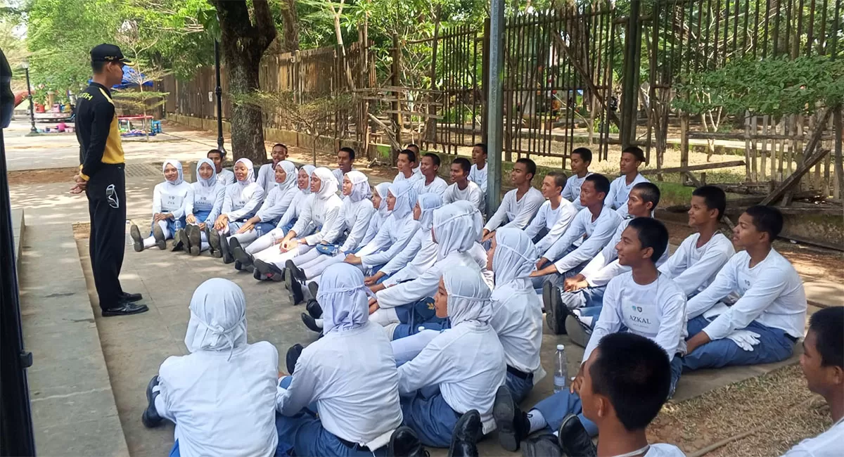 Sebanyak 35 siswa terbaik Kota Tasikmalaya menjalani latihan Paskibraka untuk upacara HUT ke-81 RI di Alun-Alun Dadaha pada 17 Agustus 2026 mendatang. (Dok. Asep M.S)