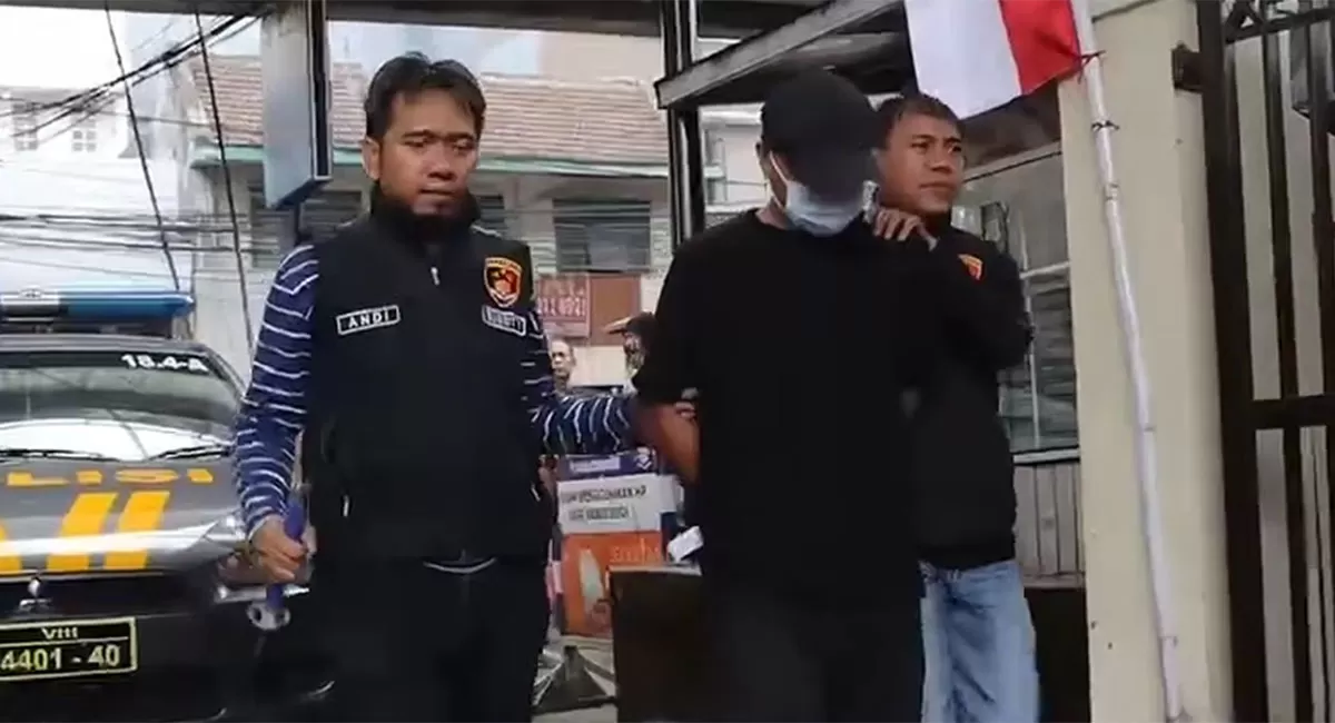 Preman Kiaracondong Bandung ditangkap setelah viral menyabet warga dengan pedang. Polisi mengungkap penyerangan diduga dipicu utang Rp150 ribu.   (Instagram.com/humas_polrestabes_bandung)