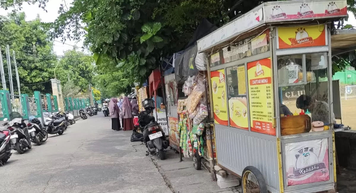 Kuliner Depok tak hanya soal makanan. Lapangan Hawai punya jajanan murah, suasana adem, spot foto, dan aktivitas sepak bola yang menarik. (Foto: Herwin)