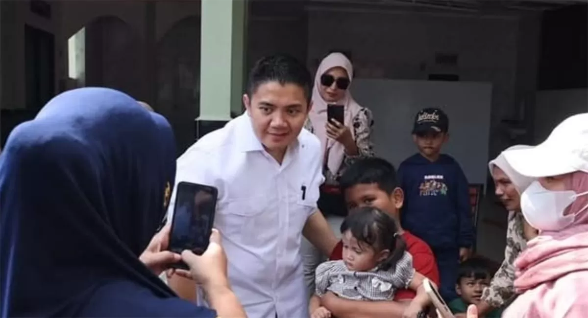 Seskab Teddy masuk tiga besar pejabat dengan penilaian positif versi IPO. Popularitasnya juga tinggi, hanya kalah dari Menkeu Purbaya. (Seskab RI)