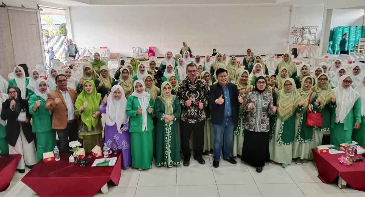 Anggota Komisi I DPR RI Oleh Soleh berfoto bersama Fatayat Kota Tasikmalaya dalam kegiatan Seminar Merajut Nusantara bertema "Aman Bermedia Sosial" bersama Fatayat Kota Tasikmalaya, Rabu (12/8/2026). (Dok. AMS)