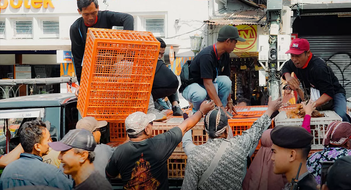 Harga telur anjlok, peternak DIY membagikan 1.600 ayam afkir gratis di Malioboro. Aksi ini menjadi simbol kerugian akibat pakan mahal. (Instagram/dprd_diy)