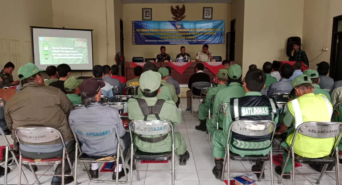 Linmas Kelurahan Argasari mengikuti kegiatan Pembinaan dan Pelatihan Linmas di Kelurahan Argasari, Kecamatan Cihideung, Kota Tasikmalaya, Kamis (13/08/2026). (Dok. AMS)