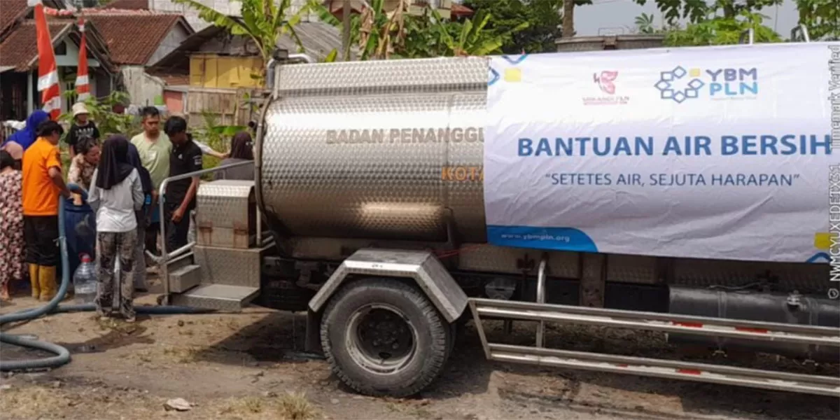 Warga terlihat antre saat tim dari BPBD Kota Tasikmalaya menyalurkan air bersih di Kelurahan Singkup, Kecamatan Tamansari, Kota Tasikmalaya. (Dok. AMS)