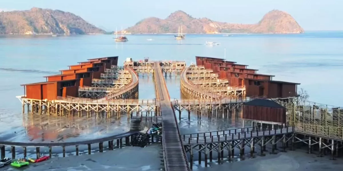 Gempa NTT M 7,7 membuat pengunjung hotel Labuan Bajo berlarian. Air laut sempat surut dan warga diminta menuju dataran tinggi. (Threads/maulidyamrn)