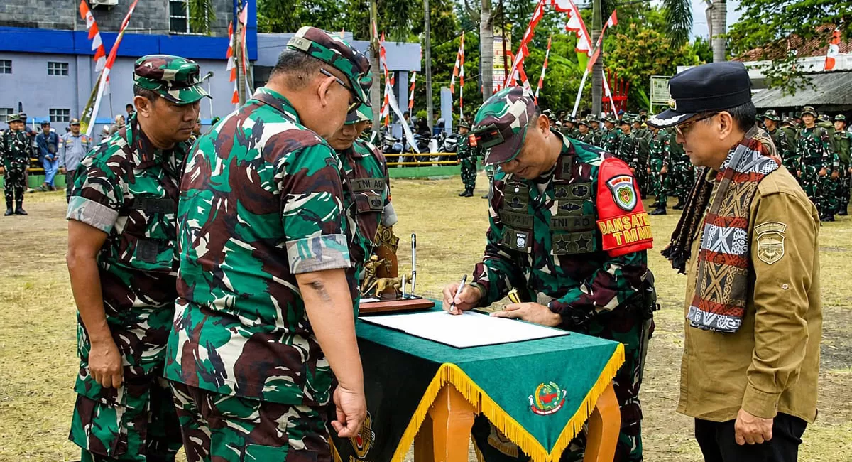 Kodam Siliwangi dan Kodim Tasikmalaya 0612 Tasikmalaya bersama Bupati Tasikmalaya Cecep Nurul Yakin saat menutup kegiatan program TNI Manunggal Membangun Desa (TMMD) ke-129 di Lapangan Desa/Kecamatan Parungponteng. (Dok. Humas Kodim)
