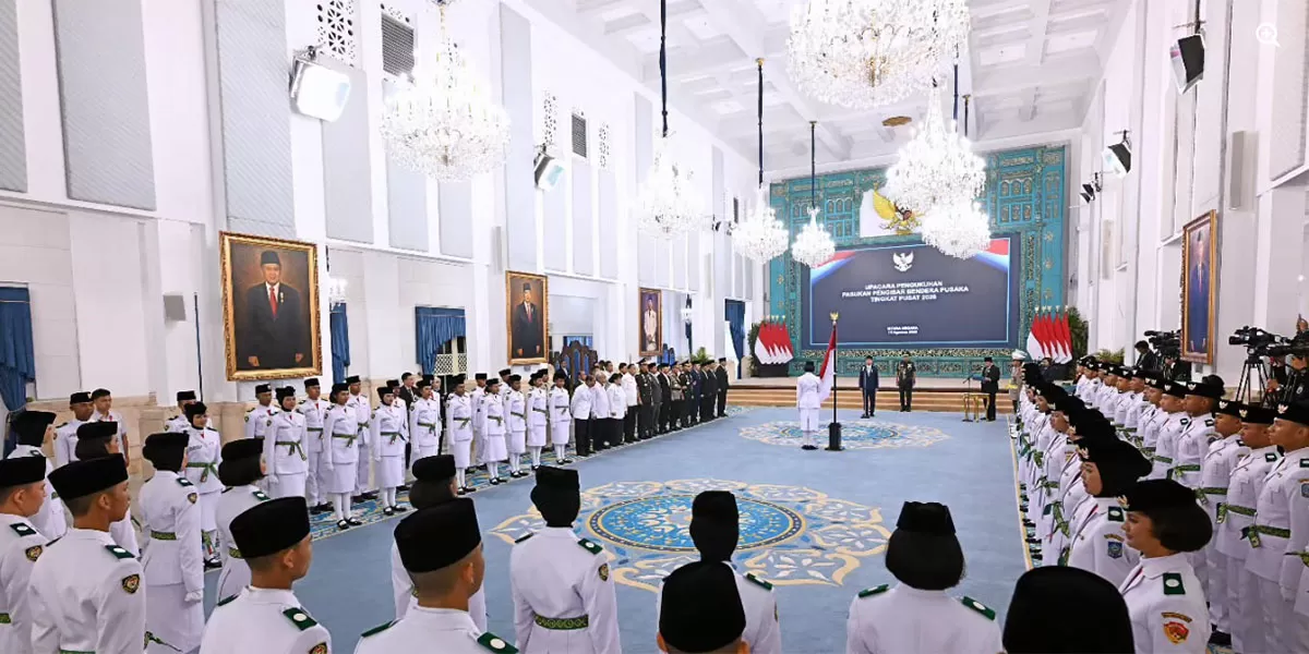 Paskibraka 2026 dikukuhkan Gibran Rakabuming di Istana Negara. Sebanyak 76 pelajar dari 38 provinsi siap bertugas pada upacara 17 Agustus 2026, besok.   (Dok. Seskab RI)