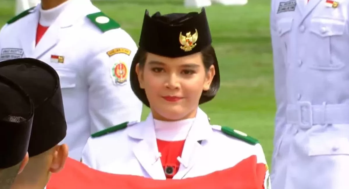 Celine Olivia mencuri perhatian sebagai pembawa baki Paskibraka 2026 di Istana. Siswi SMKN 5 Pontianak itu juga punya sederet prestasi seni.   (YouTube/Sekretariat Presiden)