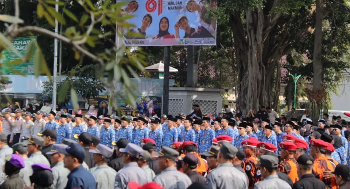Upacara HUT ke-81 RI di Garut menjadi momentum evaluasi pembangunan. Bupati Garut menyoroti ekonomi 5,9 persen dan ajak warga bersatu. (Dok. Kominfo Garut)