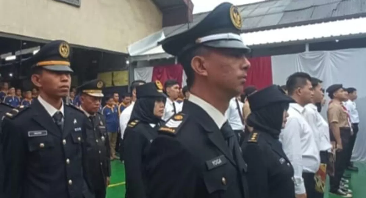 Penyerahan Surat Keputusan (SK) remisi HUT RI 2026 oleh Kalapas Kelas II B Tasikmalaya, Ismet Sitorus, pada kegiatan upacara peringatan HUT ke-81 RI di lapangan Lapas, Senin (17/8/2026). (Dok. AMS)