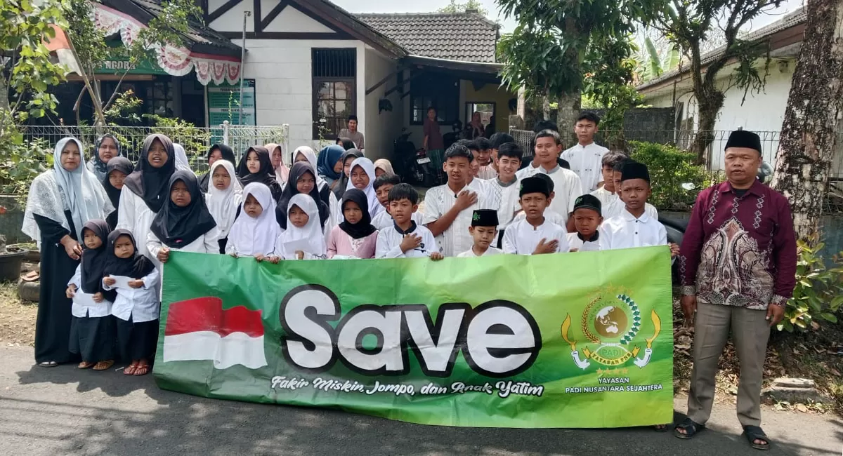 Sejumlah anak yatim piatu dan jompo berfoto bersama usai menerima santunan pada puncak acara Milangkala LSM PADI ke-12 bertempat di Aula Boros Ngora, Jalan Dinding Ari Nomor 175 Perum BRP Kelurahan Pangkayungan Kota Tasikmalaya, Selasa (18/8/2026). (Dok. AMS)