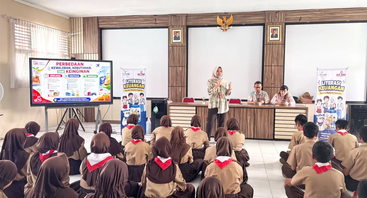 OJK Tasikmalaya bersama  Bank bjb Tasikmalaya  memberikan edukasi keuangan kepada 91 anggota Pramuka di SMPN 2 Tasikmalaya dan SMPN 1 Tasikmalaya. (Dok. AMS)