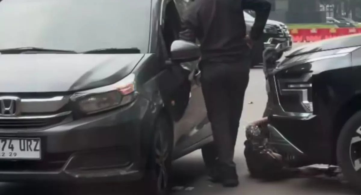 Dua pria diduga gesek nomor rangka di parkiran GBK. Polda Metro Jaya ikut mendalami video viral meski belum ada laporan resmi. (Threads/dr.debby_linn)